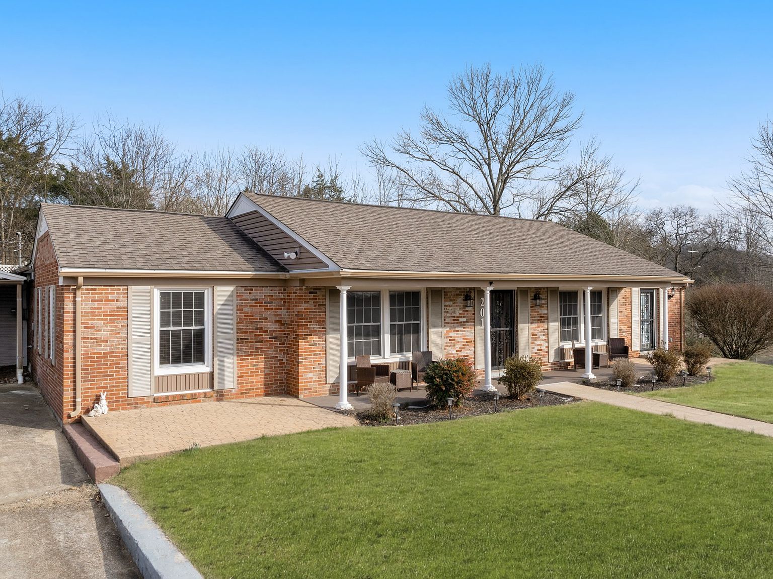 201 Glendale Cir — home for sale, photo 2